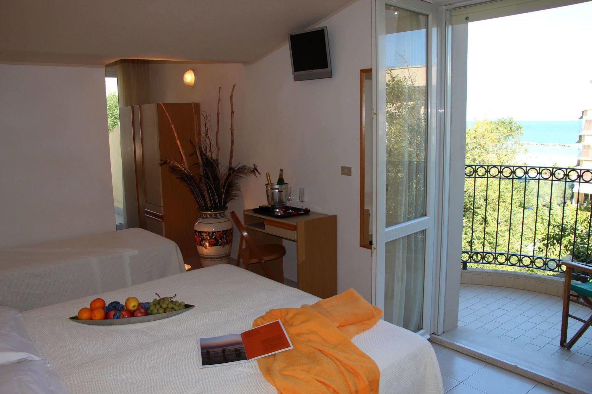 Hotel Antares Cattolica Esterno foto
